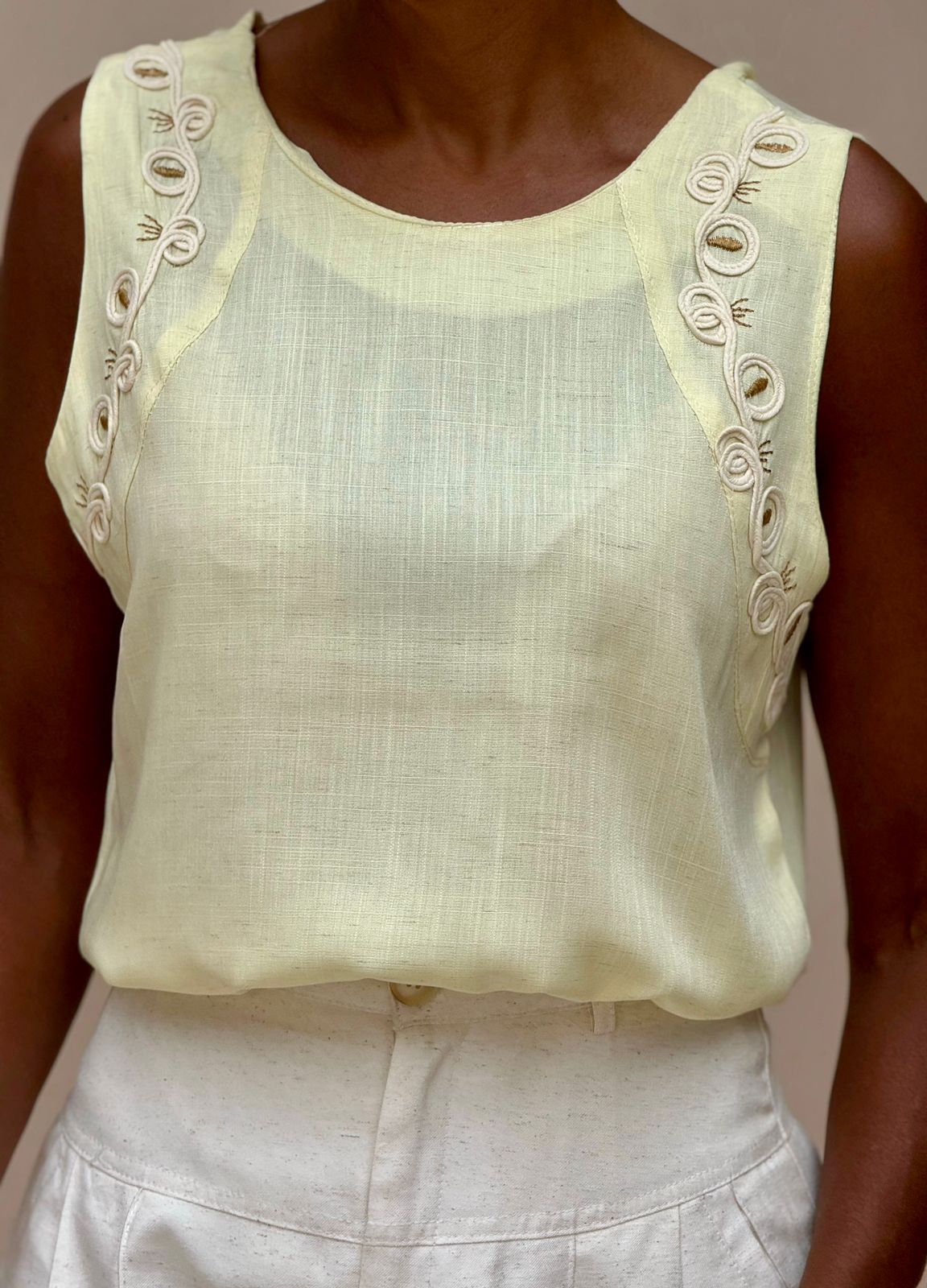 Regata Feminina Bordada Viscose Linho | Dona Mon