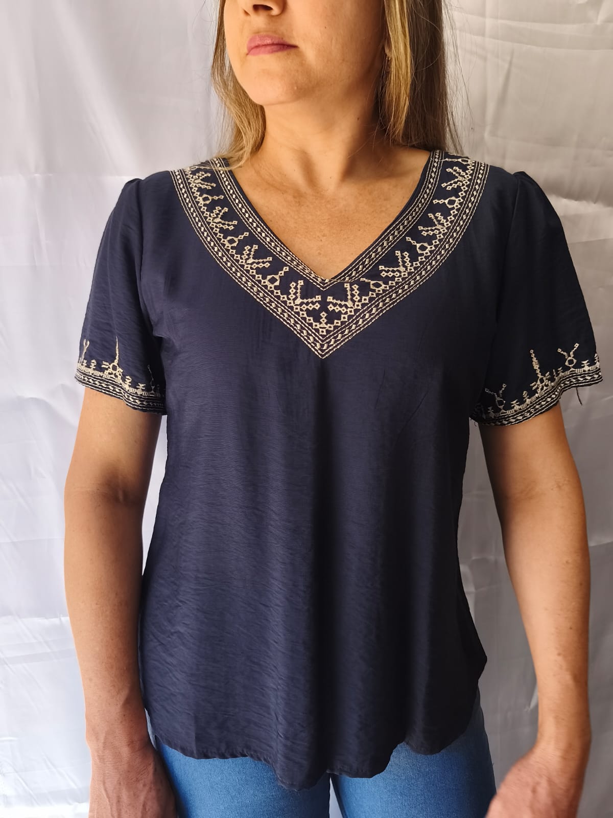 Blusa Feminina Bordada Decote V | Dona Mon